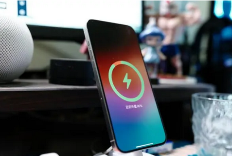 修武苹果15换屏服务分享用什么充电器给iPhone15充电更好 